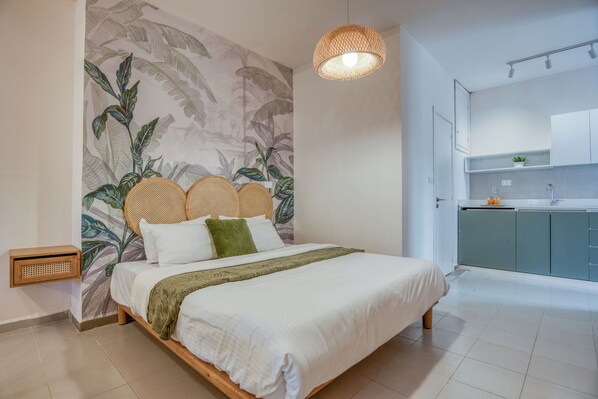 Studio, 1 Double Bed, Kitchenette, Mountain View | Iron/ironing board, free WiFi