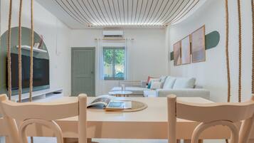 Estúdio, 1 cama de casal, cozinha americana, vista para a montanha | Opções para refeição no quarto