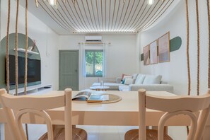 Studio, 1 Double Bed, Kitchenette, Mountain View | In-room dining