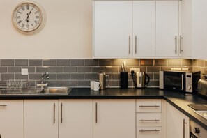 Microwave, oven, cookware/dishes/utensils, dining tables - Garden Lodge in Aston Tirrold (Aston Tirrold)