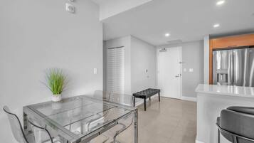 Condo, sacada, vista para a cidade | Sala de jantar