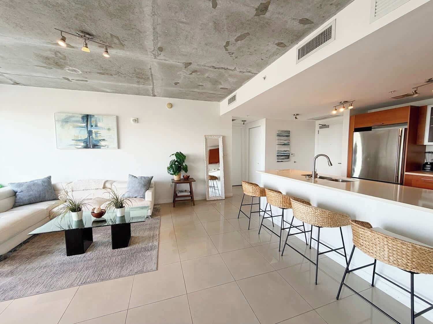 Apartamento, sacada, vista para a cidade | Área de estar | TV de plasma 50 polegadas com canais a cabo