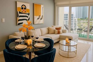 Condo, balcon, vue sur la ville | Aire de séjour | Téléviseur au plasma de 50 po avec télévision par câble