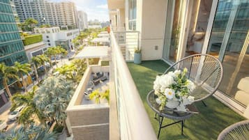 Apartamento luxo, sacada, vista para a cidade | Sacada