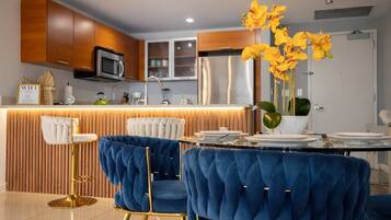 Deluxe Apartment, Balcony, City View | Dining room