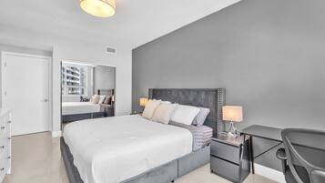 Condo, sacada, vista para a cidade | Ferros/tábuas de passar roupa, Wi-Fi de cortesia