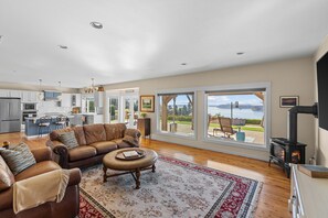 TV, fireplace, table tennis, books - Puget Sound View Retreat | Near Chambers Bay (University Place)