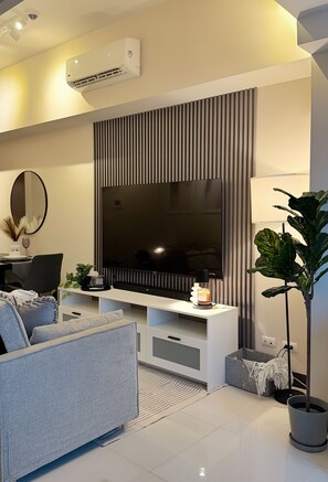 Smart TV - Luxe and Modern 1BR Unit in BGC (Taguig City)