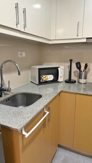 Fridge, microwave, stovetop, cookware/dishes/utensils