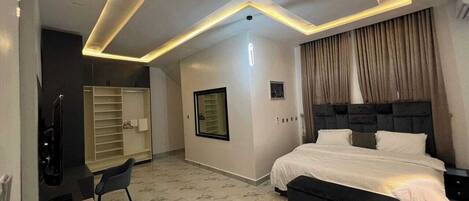 Deluxe appartement, balkon, uitzicht op de stad | Een bureau, een laptopwerkplek, verduisterende gordijnen