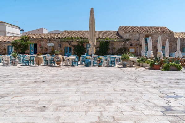 Outdoor dining - Apartment 'Casamari in the Center of Marzamemi' with Wi-Fi and Air Conditioning (Marzamemi)