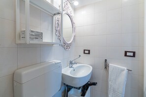 Shower, hair dryer, towels - Apartment 'Casamari in the Center of Marzamemi' with Wi-Fi and Air Conditioning (Marzamemi)