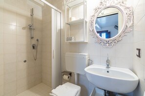 Dusch, gratis toalettartiklar, hårtork och handdukar