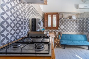 Kylskåp, spishäll, kaffe- och tebryggare och barnstol