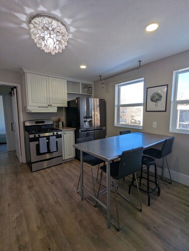 Turn of the Century 3-bedroom Cottage Retreat near Canyons and ski resorts