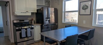 Turn of the Century 3-bedroom Cottage Retreat near Canyons and ski resorts