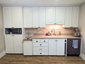 Een koelkast, een microgolfoven, een oven, een kookplaat