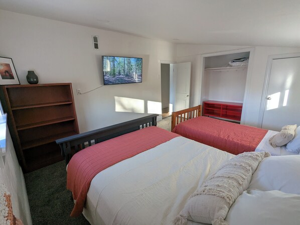 3 habitaciones, escritorio, tabla de planchar con plancha y wifi gratis