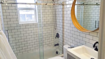 Douche, séchoir à cheveux, serviettes fournies, savon