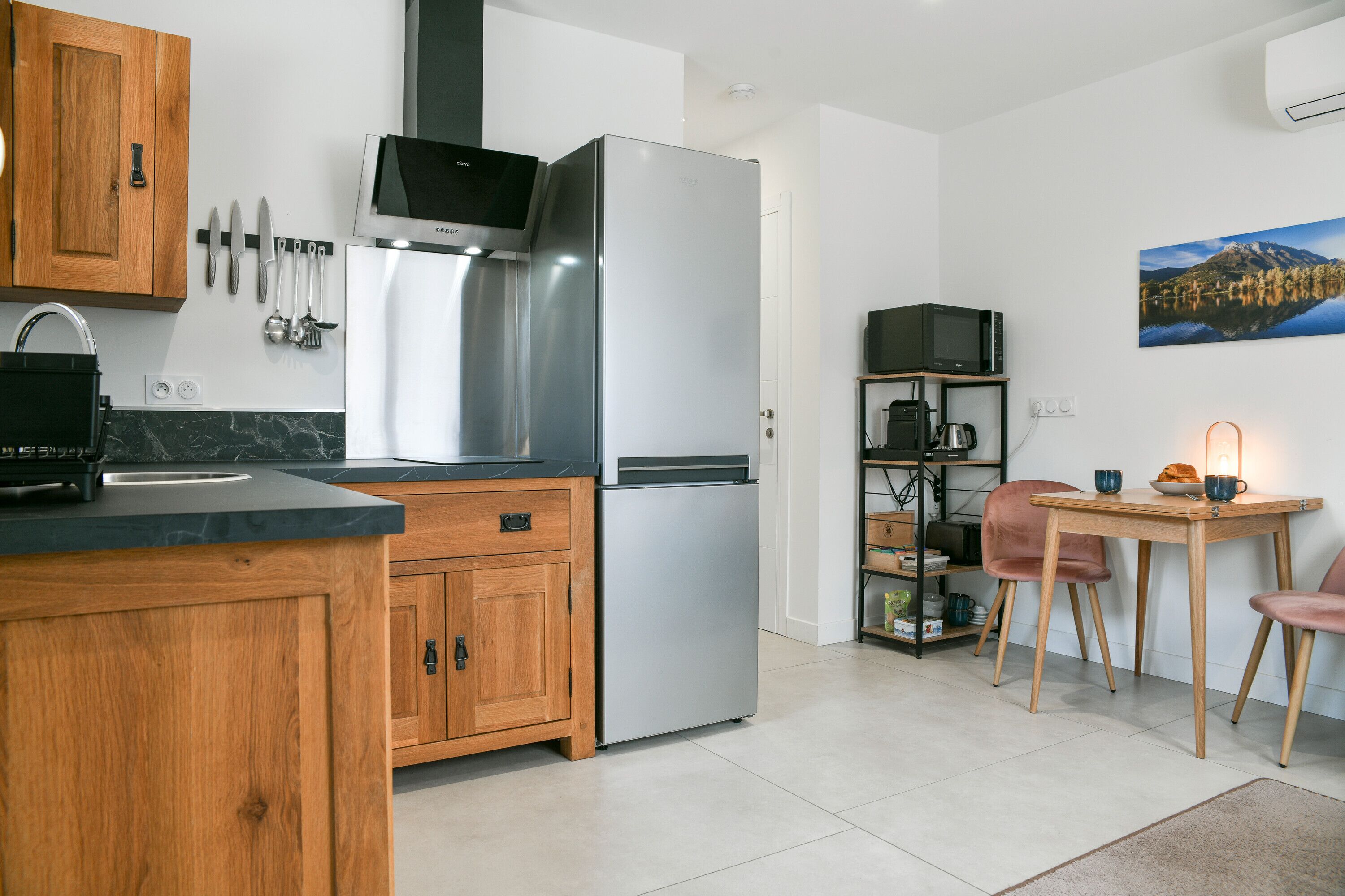 Réfrigérateur, micro-ondes, four, plaque de cuisson