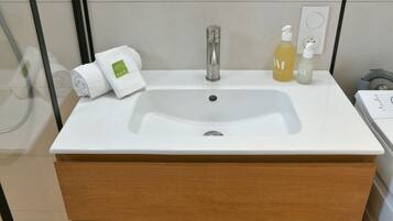 Regadera, secadora de cabello, toallas