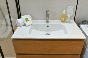 Douche, sèche-cheveux, serviettes fournies