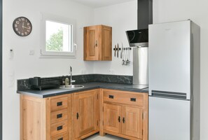 Fridge, microwave, oven, stovetop - ✨ Nature Getaway in Savoie – Cozy Apartment with Terrace, Parking & BBQ Near Lake & Mountains ✨ (Coise-Saint-Jean-Pied-Gauthier)