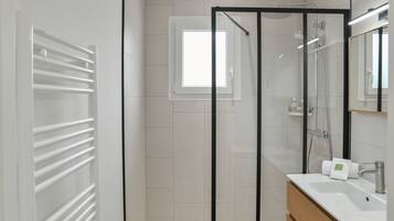 Shower, hair dryer, towels