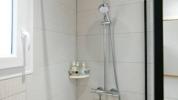 Douche, sèche-cheveux, serviettes fournies