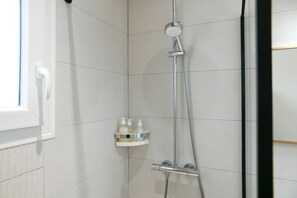 Douche, sèche-cheveux, serviettes fournies