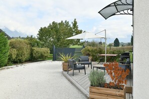 Outdoor dining - ✨ Nature Getaway in Savoie – Cozy Apartment with Terrace, Parking & BBQ Near Lake & Mountains ✨ (Coise-Saint-Jean-Pied-Gauthier)