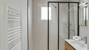 Dusche, Haartrockner, Handtücher