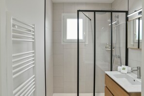 Shower, hair dryer, towels - ✨ Nature Getaway in Savoie – Cozy Apartment with Terrace, Parking & BBQ Near Lake & Mountains ✨ (Coise-Saint-Jean-Pied-Gauthier)