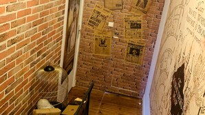 Un pasillo con paredes de ladrillo, con un cartel que dice 'Expreso de Hogwarts' y otro que dice 'La Cámara de los Secretos'.