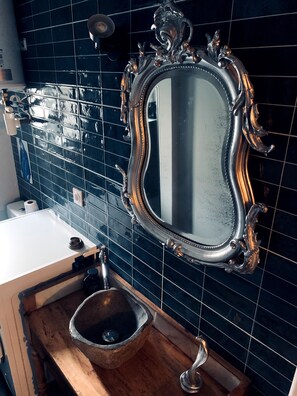 Ducha, secador de pelo y toallas