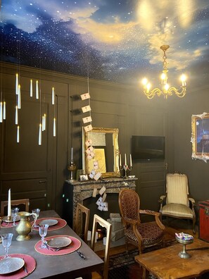 Dining - Apartment 'Le Refuge Des Mans-raudeurs' with Wi-Fi (Le Mans)