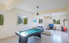 Villa, 3 habitaciones, alberca privada, vista al jardín | Área de sala de estar