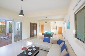 Villa, 3 Schlafzimmer, eigener Pool, Gartenblick | Wohnzimmer