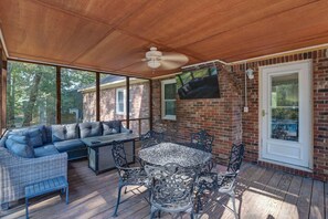 Outdoor dining - Family Cove | 4BR + Private Pool & Billiards (Columbia)