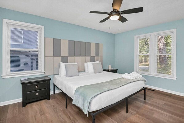 4 habitaciones, tabla de planchar con plancha, wifi y ropa de cama 