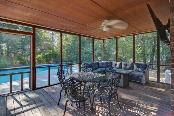 Dining - Family Cove | 4BR + Private Pool & Billiards (Columbia)