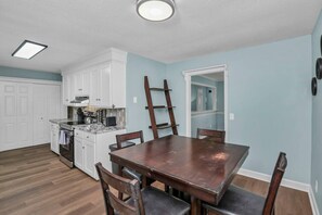 Dining - Family Cove | 4BR + Private Pool & Billiards (Columbia)