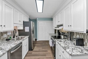 Fridge, microwave, oven, stovetop - Family Cove | 4BR + Private Pool & Billiards (Columbia)