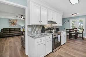 冰箱、微波炉、烤箱、炉灶