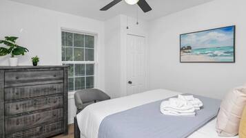 2 bedrooms, desk, iron/ironing board, WiFi