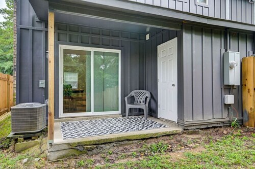 Stay West Side | 2 BR | Minutes from Downtown