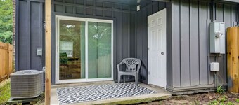 Stay West Side | 2 BR | Minutes from Downtown