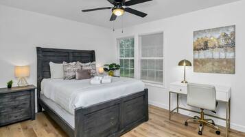 2 habitaciones, escritorio, tabla de planchar con plancha y wifi