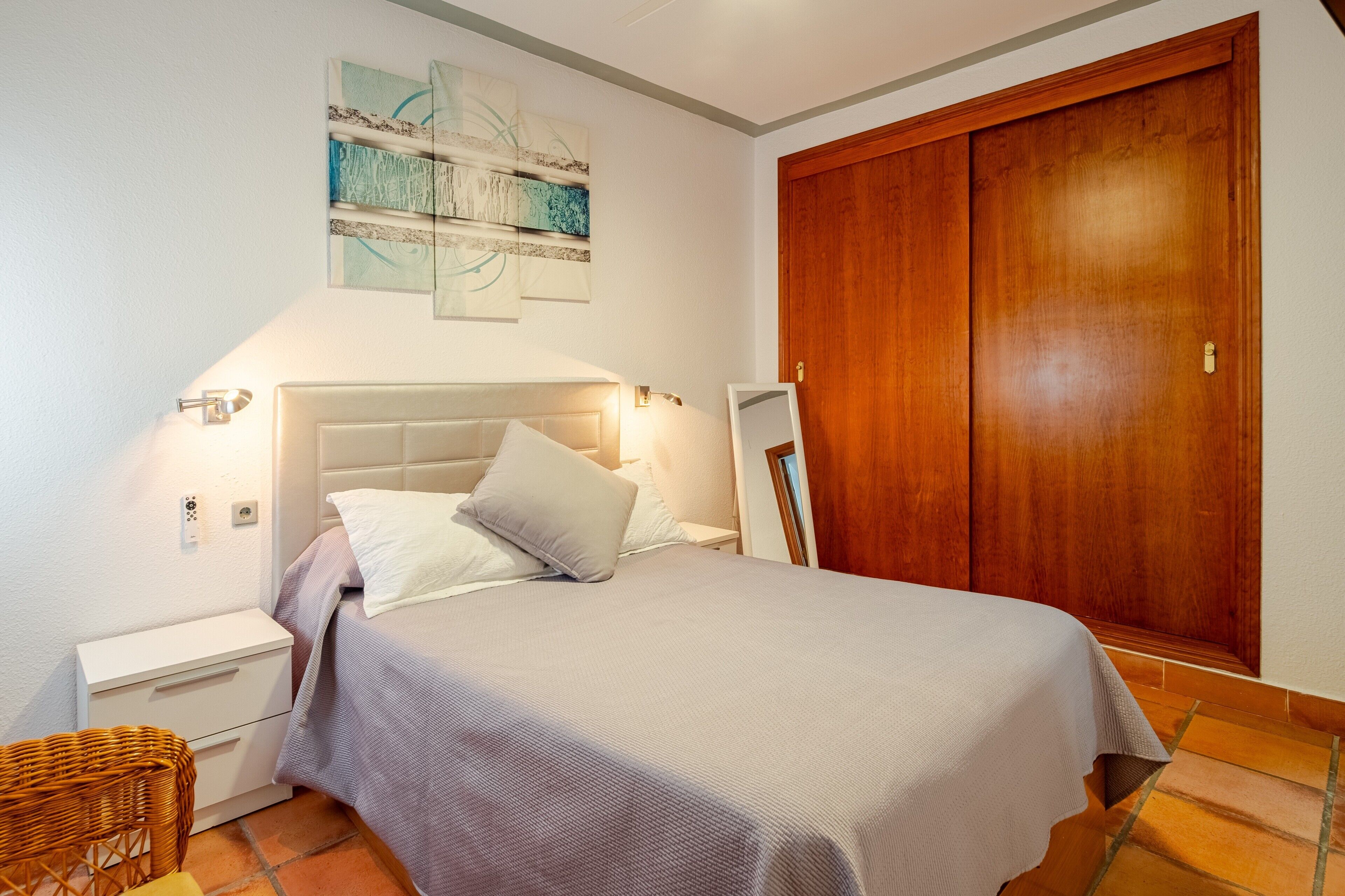 Iron/ironing board, WiFi, bed sheets