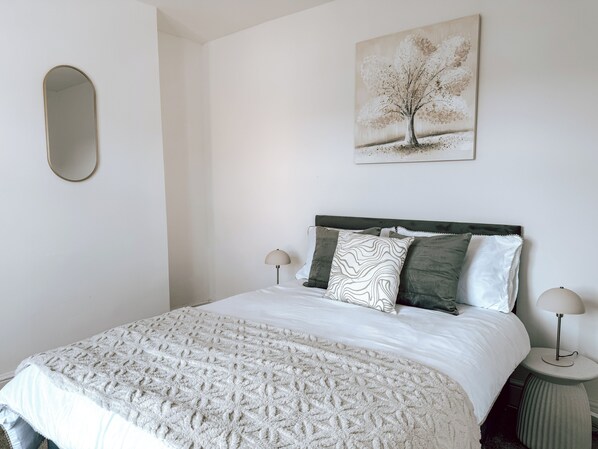 3 bedrooms, iron/ironing board, WiFi, bed sheets